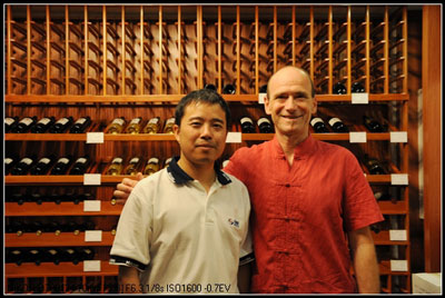 納新紅酒總經(jīng)理：龐總與法國(guó)品酒師：Renaud