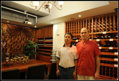 在納新紅酒匯龐總&Renaud的合影。Renaud對(duì)納新產(chǎn)生極大地興趣，真誠(chéng)表達(dá)想要與之合作的意愿。