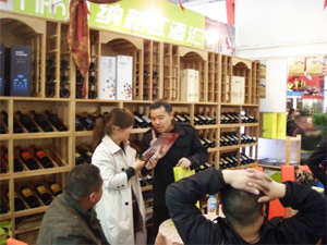 現(xiàn)場咨詢納新紅酒的客人