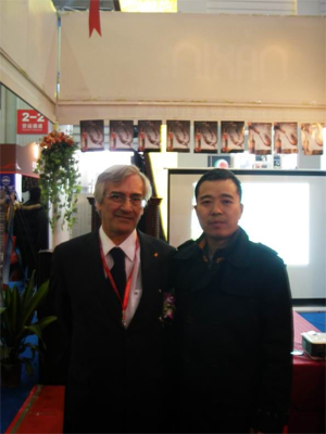 西班牙駐華大使館商務(wù)參贊龍澍先生與公司總經(jīng)理龐驚宇先生