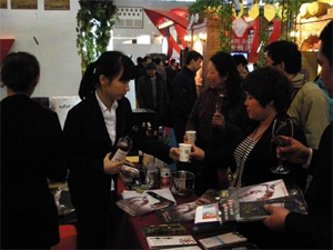 客人在品嘗納新的紅酒2