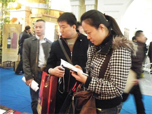 仔細(xì)閱讀納新紅酒資料