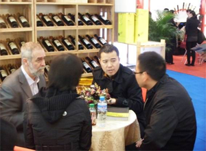 西班牙駐華大使館農(nóng)業(yè)、食品和飲品部主任蒂娜女士也光臨了納新紅酒會展現(xiàn)場