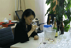 納新紅酒參加逸香ESW品酒師中級認(rèn)證課程