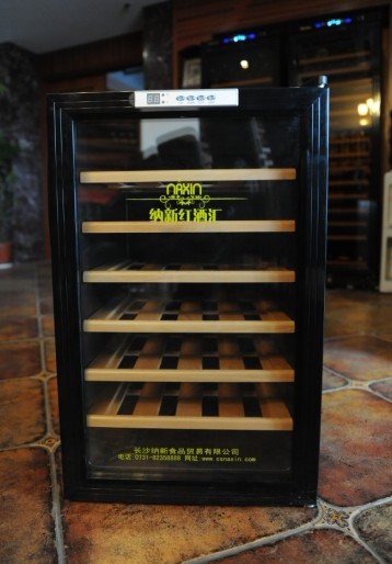 納新龍年送酒柜活動