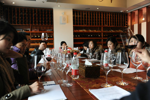 經(jīng)銷商們品鑒納新美酒