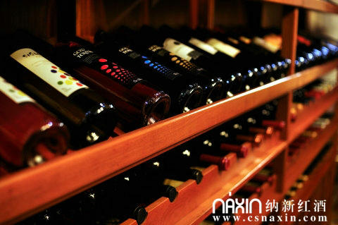 酒架上的納新美酒