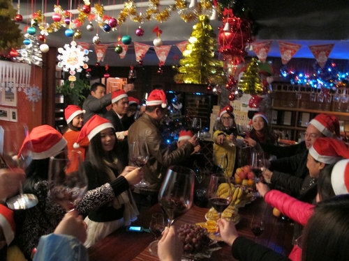 圣誕夜干杯、為納新的明天干杯