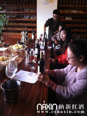 納新紅酒&mdash;&mdash;派發(fā)禮物