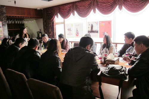 葡萄酒愛(ài)好者進(jìn)行培訓(xùn)