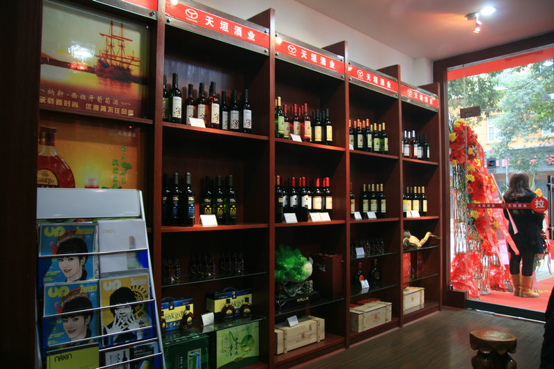 展示柜里的納新西班牙原瓶裝進口葡萄酒