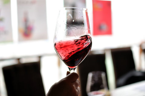 酒在杯中旋轉(zhuǎn)，酒香早已溢滿房間